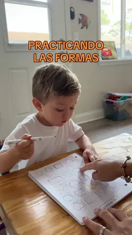 El toc que tiene con pegarlas prolijas me mata. A quien saldrá? 😂 #maternidad #enseñando #crianzaconsciente #crianza #homeschooling #3años #3years #parati #toddlermom #latinamom 