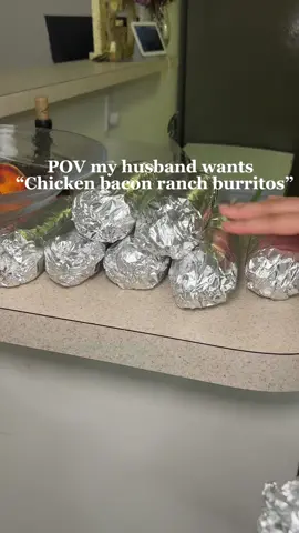 Have you ever tried these burritos? Deberiannnn🤩   #burritos #mexicanfood #homecooking #couple #lunch #cooktok #fy #fypp  