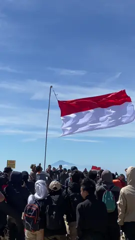 lautan manusia #pendakigunungindonesia #ciremai3078mdpl #ciremaimountain 