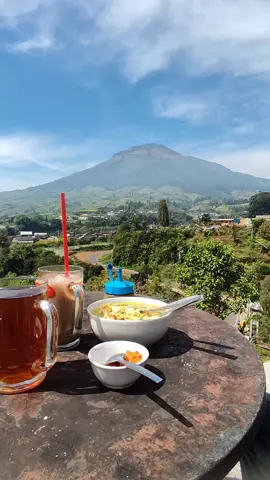 Bahan SW mu lur sarapan pagi with view 🤩 #ngopisantuy #ngopi #makanpagi #makan #gunungsumbing #gunung #sumbing #temanggung #temanggunghits #temanggung24jam @temanggungzone @temanggungnews.id 