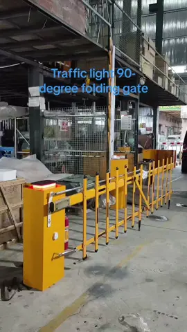 Traffic light 90-degree folding gate