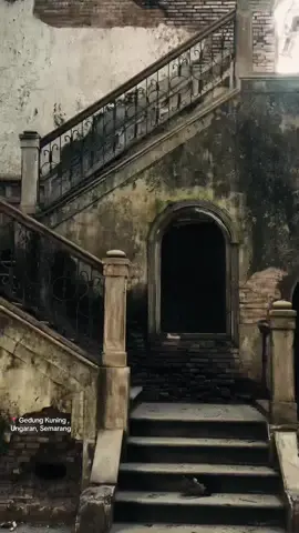 ‼️GEDUNG TUA SEMARANG‼️ Berdiri pada tahun 1916, Gedung Kuning dulunya merupakan bangunan milik salah satu pejabat tinggi asal Belanda yang berkuasa pada saat itu. #placetogosemarang #semarang #semarangstory 