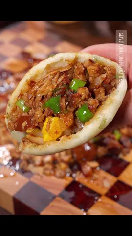 Bánh mì hamburger Thiểm Tây，Hamburger có lẽ là món ăn quá quen thuộc với các bạn trẻ ngày nay, thế nhưng ít ai biết được rằng, món này đã xuất hiện ở Trung Quốc từ thời đại nhà Tần (221 – 207 TCN) và có nguồn gốc từ Thiểm Tây (Trung Quốc). Mặc dù so sánh hamburger Mỹ và Trung Quốc thì có nhiều khác biệt nhưng các tài liệu ghi chép rằng, loại bánh có tên gọi là Rou Jia Mo  chính là chiếc hamburger đầu tiên trên thế giới. #ngon  #amthuctrungquoc #ẩmthựctrungquốc #ẩm_thực_trung_quốc #ẩmthựctrunghoa #móntrungquốc #ẩmthựctạinhà #mónngontrungquốc #mónngonmỗingày #mónngonmổingày #monngontrungquoc #monngontrunghoa #amthuc #monngon #anthuctiktok #monngontiktok #monngonvietnam #amthucvietnam #amthuctuxuyen #doan #đồăn #đồănngon #mónngon #mónngontạinhà #mónngontrungquoc #nhàhàng #giavị #họcnấuăn #họcnấuăntheotiktok #họcnấuănngonmõingày #họcnấuănthôi #nấuăn #đầubếp #ăn #ngon #súp #nhàhàng #ăn #uống#đầubếp #nấuănởnhà #thuốcbổ #bổ #sắcđẹp #khỏemạnh #khỏe #nấm #súpnấm #ănkiêng #đồănngon #ngườibán #vitamin #làmtrắng #muasắm #mua #bữatối #bữatrưavuivẻ #nấuăn #họcnấuăntheotiktok #họcnấuăn #chợ #nộitrợ #dinhdưỡng #nghiệnmuasắm #sànhăn #ẩmthực #thíchănuống #thíchăn #ngườihoa #thựcphẩm #giavị #thựcphẩm #sứckhỏe #khỏe #tốt #đẹp #nhàăn #anvat #anvattrungquoc #họcnấuăn #họcnấuăntheotiktok #họcnấuănngonmõingày #họcnấuănthôi #nấuăn #đầubếp #ăn#súp #nhàhàng#uống#đầubếp #nấuănởnhà #thuốcbổ #bổ #sắcđẹp #khỏemạnh #khỏe #ănkiêng #đồănngon #ngườibán #làmtrắng #muasắm #mua #bữatối #bữatrưavuivẻ #nấuăn#nộitrợ#muataitiktok #muataitiktokshop #muasamcungtiktok #muasamtaitiktokshop #muasamonilne #nghiệnmuasắms #muasắmcùngtiktokshop #muối #tiêu