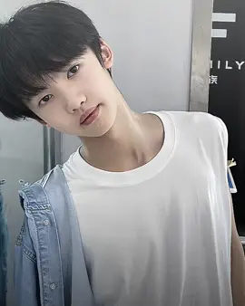 #zhangyiran #tffamily #tf家庭 #edit #alightmotion #foryou #fyp #fypage #foryoupage #viral #trend #jedagjedug #4u #masukberanda #xyzbca 