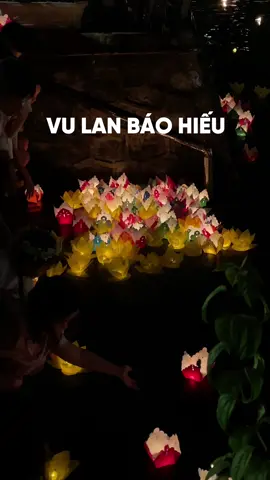 Thả hoa đăng nhân dịp lễ Vu Lan Báo Hiếu ở phố cổ Hoa Lư. #vulanbaohieu #ninhbinh #phocohoaluninhbinh #hoangdaytravel #thahoadang #hoadang #levulan #travel #traveltiktok 