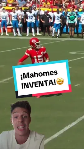 ¿Habiais visto esto alguna vez? 🏈El pase por la espalda de Patrick Mahomes, PURA MAGIA 🪄 #pocket #NFL #nflespañol #Football #mahomes #greenscreenvideo 