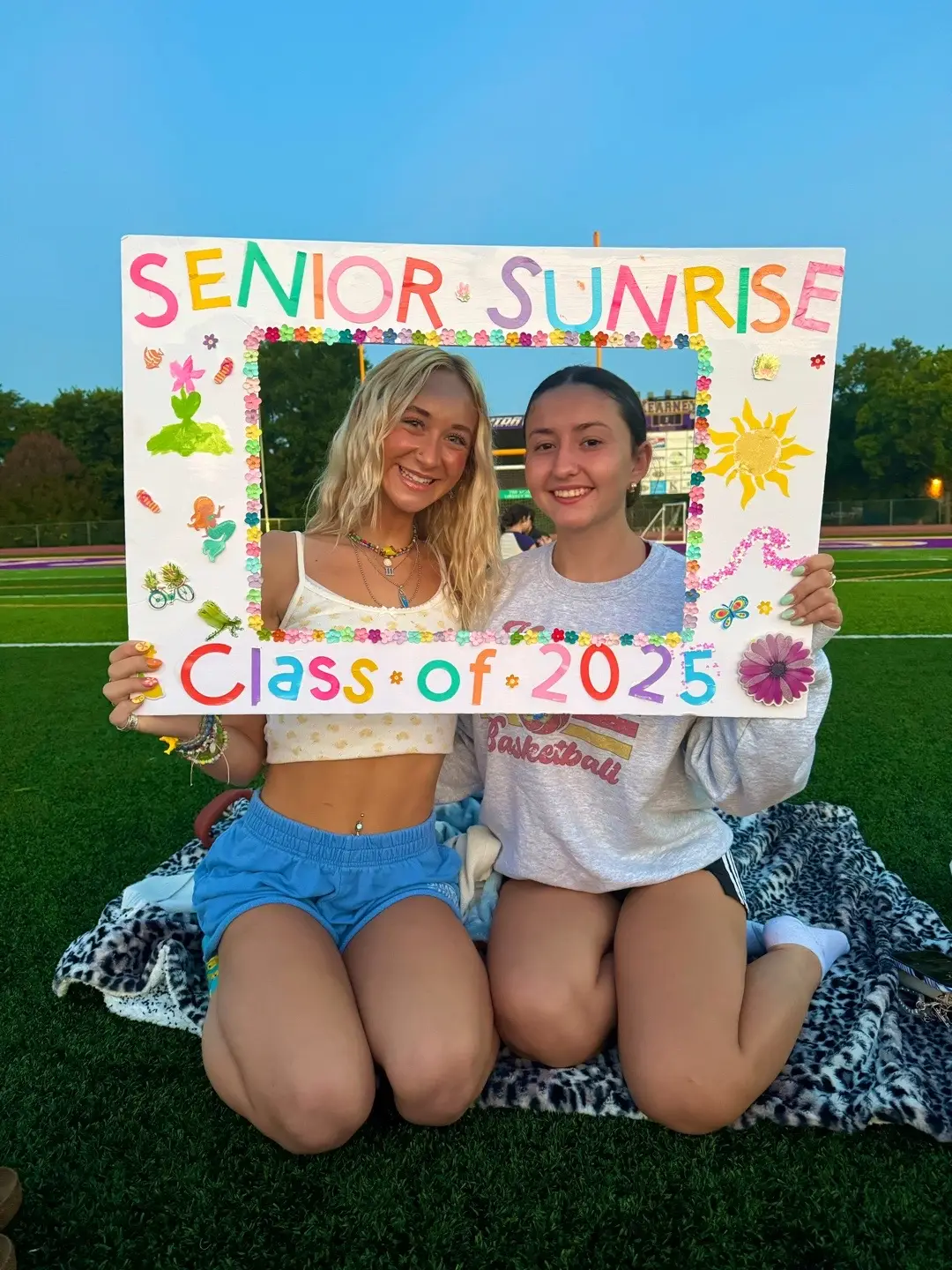 so weird that we will be graduating in 8 months. Time is seriously moving faster than i can comprehend 💛💛 . . . #senioryear #sunrise #dayinmylife #colorful #inspo #OOTD #outfitideas #outfitinspo #seniorsunrise #fashion #positivevibes 