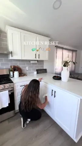Much needed reset ✨ #sundayreset #reset #kitchenreset #cleantok #cleanwithme #cleaningtiktok #cleaningmotivation #cleaningtips #cleankitchen #kitchenaesthetic #latinatok #limpieza #limpiandolacasa #latinacontentcreator @Clorox @Mrs. Meyer’s Clean Day #dawn #dawndishsoap 