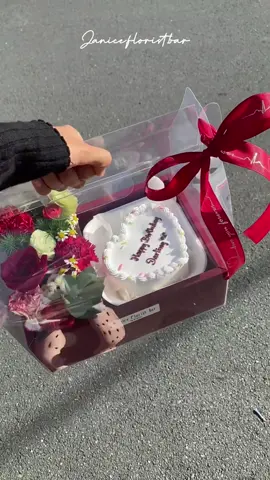Gợi ý cho bạn box quà tặng siêu dễ thương vừa có bánh vừa có hoa cùng hộp mica 2 ngăn ạ🎂🌷#Trending #mica #boxqua #hopmicacaocap #hopdungbanh #xuhuong #vairal #fyp