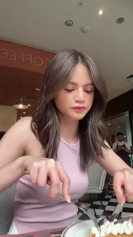 this is my kind of daily activity lately. Let’s follow me today and prove it by yourself through challenge from @glowandlovely_id  #DermaGlow #7HariLebihGlowandLovely
