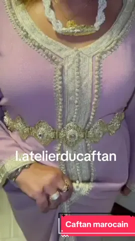 Le caftan marocain est une tenue traditionnelle marocaine très élégante et raffinée. Il est souvent porté lors d'occasions spéciales comme les mariages. Le caftan se compose généralement d'une longue robe, souvent en soie, ornée de broderies, de perles et de motifs complexes. C'est un symbole de l'artisanat marocain et de la richesse de sa culture.#pourtoi #القفطانالمغربي #nanaboukhari 