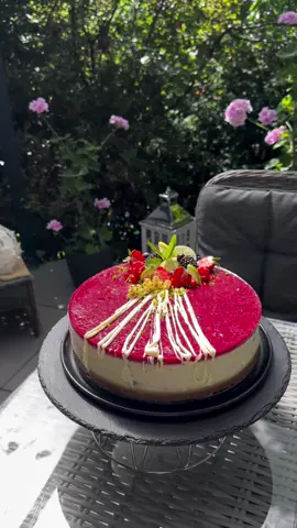 🍥FRAMBUAZLI CHEESECAKE🍥 🍥🍥🍥🍥🍥🍥🍥🍥🍥🍥🍥 Malzemeler; Tabanı için; 🍥2 paket Burçak bisküvi  🍥2 yemek kaşığı eritilmiş tereyağ Kreması için; 🍥1000 gr guark ( yoksa labne kullanın )  🍥200 gr labne ( guark ile yapmazsanız fazladan labne eklemeyin)  🍥3 adet yumurta  🍥1,5 yemek kaşığı un  🍥1,5 yemek kaşığı nişasta  🍥1 çay kaşığı vanilya özü  🍥1 su bardağı şeker  🍥200 gr sıvı Krema  🍥1 yemek kaşığı Antep fıstığı kreması  🍥1 yemek kaşığı toz Antep fıstığı  🍥1 yemek kaşığı Antep fıstığı ( çekirdek halinde,  çekilmemiş olucak )  Üzeri için; 🍥300 gr donmuş frambuaz  🍥2,5 yemek kaşığı şeker  🍥Yarım çay bardağı su  🍥15 gr Agar Agar( bitkisel jelatindir, yoksa 1,5 yemek kaşığı nişasta kullanın )  Üzerini süslemek için; 🍥Beyaz çikolata, orman meyveleri  Hazırlanışı; Öncelikle tabanı için bisküvileri robottan geçirip içine tereyağı ekleyip karıştırıp kelepçeli kalıbımıza döküyoruz, kalıbımızın etrafını alüminyumfolie ile kapatıyoruz kenarlarının yanmaması için,  iç harcı için malzemeleri karıştırma kabına alıp karıştırıyoruz, kalıbımızın içine döküyoruz, fırının tabanına küçük bir borcamda su koyuyoruz ( 1 su bardağı kadar ) üzerinin çatlamaması için, 170 derece alt üst ayar fırında 55 dk pişiriyoruz, piştikten sonra fırın kapağını 1 saate kadar açık bırakıp kekimizin kendisini çekmesini bekliyoruz,  üzeri için tencereye malzemeleri koyup orta ateşte 10 dk kadar karıştırarak pişiriyoruz, baloncuklar çıkınca ocaktan alıp 3-4 dk bekletiyoruz, daha sonra Cheescake ‘in üzerine döküyoruz, ilk sıcağı çıktığında da buzdolabında mümkünse 1 gece bekletiyoruz, üzerini isteğimiz gibi  süsleyerek servis ediyoruz. Afiyet olsun.🍥 @teyzemmutfakta:🎥 🍥🍥🍥🍥🍥🍥🍥🍥🍥🍥🍥 🍥#instagram  🍥#keşfet  🍥#nefisyemektarifleri  🍥#tasty  🍥#tatlıtarifleri  🍥#sunum  🍥#sahanelezzetler  🍥#foodporn  🍥#yemektarifleri  🍥#mutfak  🍥#nefissunumlar  🍥#börek  🍥#sunumönemlidir  🍥#kurabiye  🍥#reels  🍥#tarifsunum  🍥#akşamyemeği  🍥#kahvekeyfi  🍥#kek  🍥#kolaytarifler  🍥#yemek  🍥#instafood  🍥#tarif  🍥#hamurişi  🍥#mukemmellezzetler  🍥#yummy  🍥#mutfakgram  🍥#lezzetlitarifler  🍥#kahvaltı  🍥#keşfetteyiz 