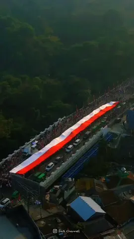 pelepasan kirab bendera merah putih dari tugu kujang bogor dan melintasi jembatan otista yang dihadiri kurang lebih 2ribu orang dilaksanakan pada minggu pagi,ada yang hadir di acara ini? source IG:fais_channel #repost #pesonabogor #bogorkotahujan #bogorhits #bogorvibes #bogor #hutri79indonesia🇮🇩 #fyp #merdekaindonesiaku🇮🇩 