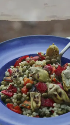 Pratik, hafif ve lezzet dolu! Kuskus Salatası tarifimiz sizlerle.🍋🥗 Çokça Haşlanmış Bezelye Zeo Zeytinyağı Samire Kaya Tuzu Kuskus Havuç Kapya Biber Enginar Kalbi Sarımsak Limon Dereotu #A101 #kuskussalatası #çokça #zeo #samire 