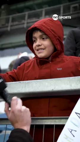 💚❤️🗣️ “30 segundos de un futbolista es la eternidad de un niño” Este pequeño hincha de Audax Italiano se desbordó en felicidad luego que Tomás Ahumada le regalara sus guantes post triunfo ante la UC. ¡Tremendo gesto, Tomi!