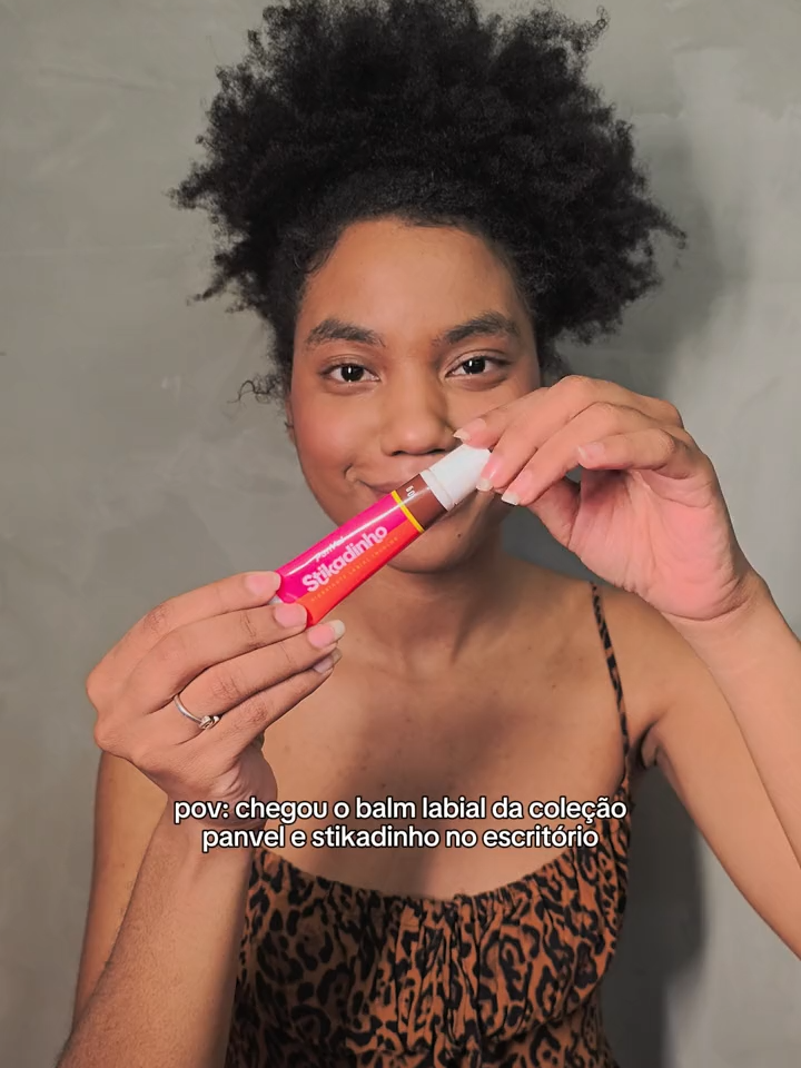 Esse é o lançamento que parou o nosso escritório de moda 👀 A @panvelfarmacias simplesmente lançou um lip balm de Stikadinho e estamos completamente apaixonadas! Confere o vídeo e corre para garantir o seu 🍓🍫 #STEALTHELOOK #PanvelBySTL #PanvelFarmacias #panveldermativ *publicidade