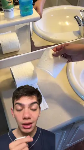 É por isso que eu só fico em hotéis 6 estrelas! No banheiro, eles organizam o papel higiênico de um jeito super sofisticado, e você também pode fazer em casa. Basta dobrar o papel e prender com um laço usando água. Simples e chique! 🛁 Vai testar essa dica de hotel? 😍 Créditos: anaaguerraa . . . . 👉 Gostou dessa ideia? Compartilhe e siga a página para mais truques de organização e estilo! #DicasDeCasa #Organização #TruquesDeHotel #CasaEstilosa #DetalhesQueEncantam #PapelHigiênico #Hotel5Estrelas #BanheiroChique #ToqueDeLuxo #VidaPrática