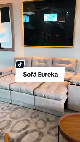 Que tal transformar a sala no cantinho mais aconchegante da casa com o Sofá Eureka? Com  encosto reclinável em estágios e assento retrátil, ele se ajusta ao seu momento de relaxamento, seja para  maratonar séries ou bater um papo com a família. E tem mais! Os 4 porta copos e as entradas USB e USB-C garantem praticidade, mantendo seus  dispositivos carregados e sua bebida sempre por perto.  É conforto e comodidade em um só lugar!    🛋️ 170 e 230 cm.   🚚 Da fábrica direto para a sua casa!    🧡19 anos no mercado.    #netsofas #sofá #sofaeureka #saladeestar  #sofadesign #sofacama