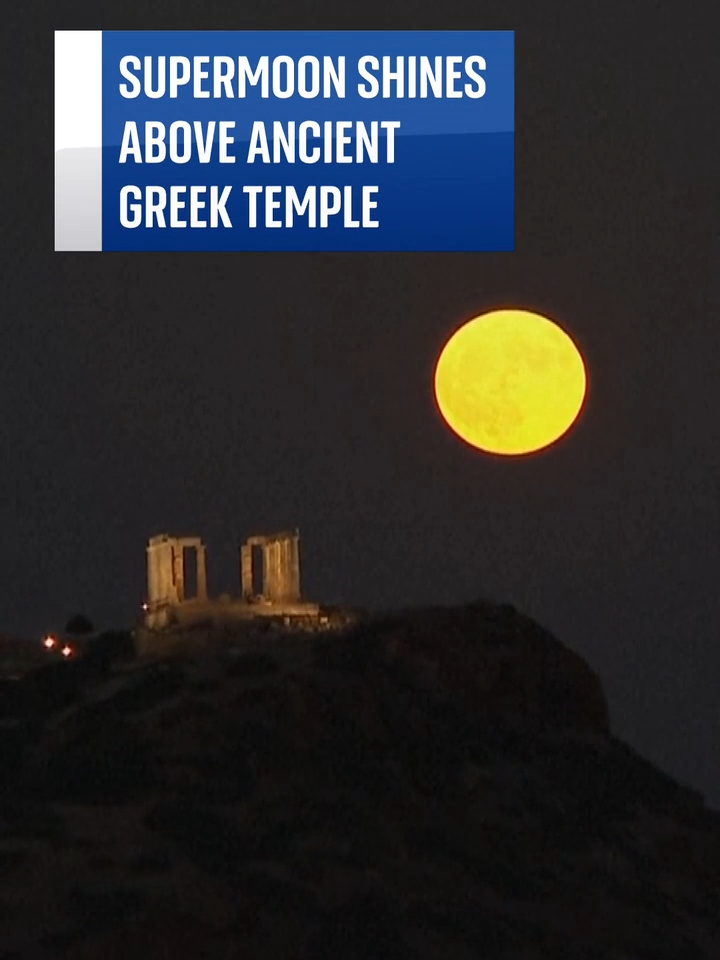 The first of four supermoons expected this year was spotted above the ancient temple of Poseidon in Greece. #supermoon #greece #Poseidon