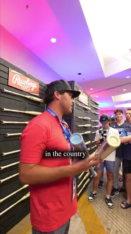 Rawlings reveals its new and revamped 2025 Icon and Clout AI models 🔥😍 Just wait until you get to watch these guys swing them… 👀 We got to swing the Icon for ourselves and the pop on it is INSANE! 🤯 It’s so cool that the Clout was designed through AI too 🦾 Stay tuned for more videos of these studs dropping tanks 💣#baseball #homerun #baseballbat #rawlings #rawlingsbaseball #highschoolbaseball #collegebaseball #usabaseball #baseballseason #baseballplayer 