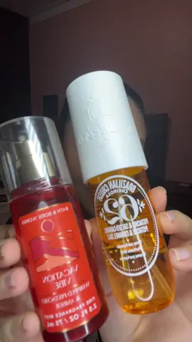 No les voy a mentir, este no es un dupe exacto, pero es bastante similar. El pistacho se siente igual de delicioso, pero le falta ese toque dulce y salado que hace único al Cheirosa 62. 🌴✨ Vacation Vibes de Bath & Body Works vs. Cheirosa 62 de Sol de Janeiro 👀. Si quieres saber a qué huele el Cheirosa 62 antes de comprarlo, ¡esta es la mejor opción! 🚨 #dupe #dupealert #mericu3 #bathandbodyworks #cheirosa62 #soldejaniero #bodymist #perfumetiktok 