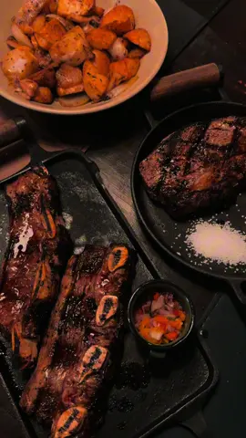 A melhor experiência de carnes em Curitiba que tive até agora. Não é a toa que ganharam o prêmio Bom Gourmet de melhor casa de carnes de Curitiba. Ruedo carnes fica no centro e é uma parrilaria com cortes de carne argentinos e uruguaios. De entrada pedimos pão de alho (que tinha muito recheio) e entranitas fatiadas. Pra principal, pedimos assado de tira e bife de chorizo. Tudo maravilhoso. Desde atendimento até a comida. Vale muito o roteiro.