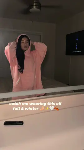 its sooo cozy 🙂‍↕️🤍🕯️ #fypage #fyp #parati #tiktokshopfinds #blankethoodie #fallessentials 