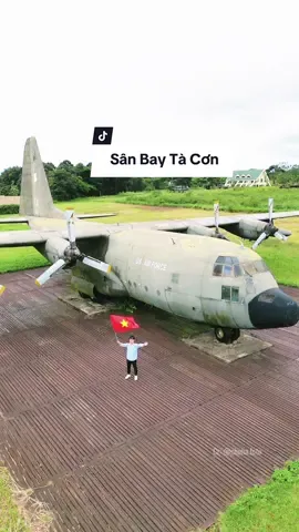 Sân Bay Tà Cơn với địa hình là một thung lũng lòng chảo rộng 60ha. Là một căn cứ điểm quân sự của quân đội Mỹ trong những năm 1966-1968 tại chiến trường Khe Sanh. Nhiều người so sánh nó như một 