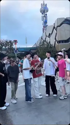 F4 hôm nay đi chơi tại Universal Studios (Bắc Kinh) , chỉ tìm đc 1số ảnh của mấy Abélard này thui... #chenyiheng_陈奕恒 #truongquenguyen #zuoqihan #yangbowen #xh #xhtiktok 