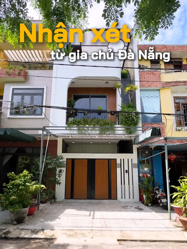 Tuy nhà chỉ dài 14m nhưng vẫn khiến gia chủ hài lòng với lối thiết kế tối ưu. Cùng lắng nghe những phản hồi từ chủ nhân căn nhà 2 tầng 1 tum tại Đà Nẵng nhé! #giaiphapthietke #giaiphapthicong #sbshouse #nhadep #thietkenhadep #xaynhadep #xaynhatrongoi #nhapho