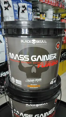 Hipercalórico 4 kg Black Skull: Ganho de Massa Muscular com Sabor Introdução: O Hipercalórico da Black Skull é um suplemento nutricional desenvolvido especialmente para pessoas que buscam aumentar a ingestão calórica de forma prática e saborosa. Com uma fórmula rica em carboidratos e proteínas, esse produto é ideal para atletas e praticantes de musculação que desejam ganhar massa muscular e melhorar seu desempenho nos treinos. O hipercalórico é uma excelente opção para complementar a dieta e ajudar a alcançar as metas de ganho de peso. Benefícios do Hipercalórico 4 kg Black Skull: 1. Aumento de calorias: Fornece uma quantidade significativa de calorias em cada porção, essencial para quem deseja ganhar peso. 2. Suporte ao ganho de massa muscular: Combinado com treinamento adequado, ajuda no aumento da massa muscular magra. 3. Rápida absorção: A fórmula é projetada para ser facilmente digerida, permitindo que o corpo utilize os nutrientes rapidamente. 4. Variedade de sabores: Geralmente disponível em diversos sabores, tornando o consumo mais agradável. 5. Praticidade: Pode ser consumido como um shake pós-treino ou entre refeições, facilitando a ingestão calórica ao longo do dia. Ingredientes do Hipercalórico 4 kg Black Skull: - Maltodextrina: Fonte rápida de carboidratos que fornece energia durante os treinos. - Proteína concentrada do soro do leite (Whey Protein): Fornece aminoácidos essenciais para a recuperação e crescimento muscular. - Gorduras saudáveis (como óleo de coco ou linhaça): Para fornecer calorias adicionais e suportar funções corporais. - Vitaminas e minerais: Para garantir que o corpo receba os micronutrientes necessários durante o aumento da ingestão calórica. É importante lembrar que, ao utilizar um hipercalórico, é essencial monitorar a dieta total e ajustar conforme necessário para evitar ganho excessivo de gordura. Além disso, sempre consulte um nutricionista ou profissional da saúde antes de iniciar qualquer suplementação.