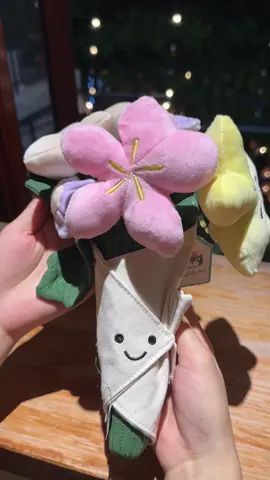Bó hoa không bao giờ tàn ạ. Hihii các bạn nam có ai đau đầu vì tặng hoa sẽ chóng tàn thì tham khảo bó hoa bông này bên shop nhân dịp Trung thu sắp tới nha 🫶#jellycat #quasinhnhat #gaujellycat #setquasinhnhat #bohoa #bohoadep #hoa #bohoabangbong #xh #viral #sinhnhat 