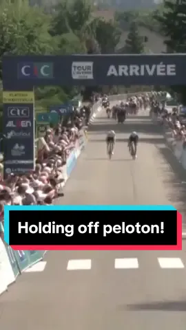Two-up sprint battle for win! 🔥 Ludovico Crescioli holds off Ole Theiler and the peloton to win Stage 2 of Tour d l'Avenir 👏 #roadcycling #cycling #LaVuelta24