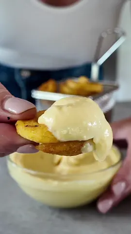 🍳✨ ¡La Salsa de Huevo Frito que Revolucionará tus Comidas! ✨🍳 ¿Buscas una salsa diferente y deliciosa para acompañar tus platos favoritos? ¡Tenemos la receta perfecta para ti! 😍👇 Ingredientes: - 3 huevos fritos 🥚 - Sal al gusto 🧂 - 1/2 cucharadita de mostaza 🌟 - 2 cucharadas de nata para cocinar 🥛 Instrucciones: 1. Tritura muy bien todos los ingredientes hasta obtener una textura cremosa. 2. ¡Sirve y disfruta! 🥳 Esta salsa es ideal para patatas, burgers y sándwiches. ¡Es tan buena que querrás ponerla en todo! 😋 🔹 Desafío del Día: Prueba esta receta y comparte tu versión en los comentarios. ¿Con qué la vas a acompañar primero? 🍔🍟🥪 🔹 Guarda esta receta para tenerla siempre a mano y sorprender a todos con tus dotes culinarias. 📌✨ 🔹 Etiqueta a tus amigos que no pueden resistirse a una buena salsa. ¡Vamos a crear la comunidad de #SalsaLovers! 💛 #RecetasFáciles#SalsaDeHuevoFrito#Foodie#comidadeliciosa#InspírateConNosotros #CocinaCreativa 