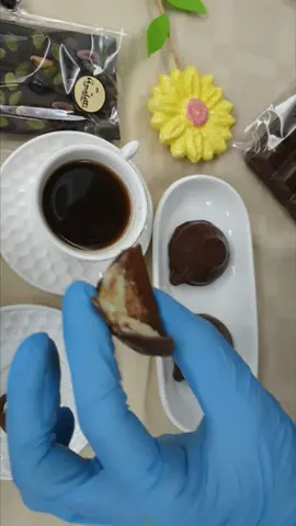 أطيب فنجان قهوة مع الشوكولاتة المحشوة بالتيراميسو 😋  #شوكولاته_بلجيكيه #تيراميسو  #amaletti #amalettichoco #artisanchocolate  #belgianchocolate #callebaut 