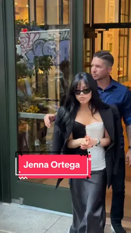 24 hours in NYC! Hugh Jackman & Jenna Ortega! Who did it better? 🤓 1. Hugh Jackman earlier with Citi Bike meeting excited fans on Sixth Avenue. He seemed to do a photoshoot with the bikes as he was wearing a suit and was followed by a photographer. Thank you IG @ernestleigh8888 for the heads up and this super sweet moment!!! 🥰❤️ 2. Jenna Ortega making rounds in NYC promoting her new movie Beetlejuice 🎬🥰 Apparently, she had an incident with one of the “fans” yesterday, therefore was stopping for no one this morning. #nyc #fans #jennaortega #beetlejuice #hughjackman #movie #celebrity #redcarpet #newyork #daredevil ##wolverine