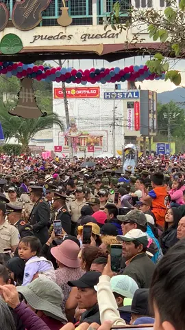 ¡Ya está en Loja nuestra Reina!❤️ Así hace su paso por la Terminal Terrestre la portentosa imagen de la Virgen de El Cisne junto a sus devotos #Loja.  #BienvenidaChuronita #PeregrinaciónLoja2024 