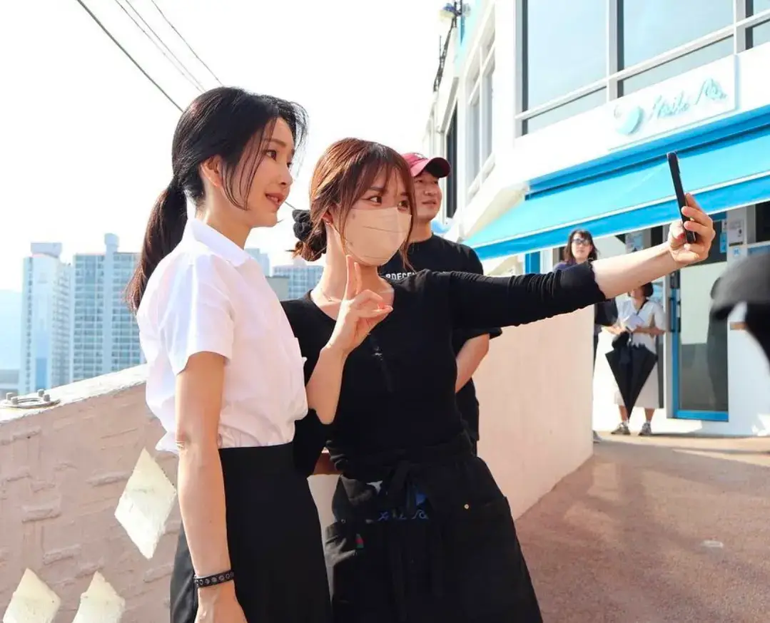 Phu nhân trong kỳ nghỉ hè vừa rồi 😍 đã xinh yêu rồi mà còn thân thiện nữa 🫶 #kimkeonhee 