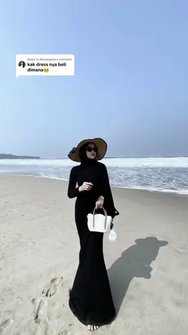 Replying to @Bertanyaaa #ootdhijab #outfitideas #outfitpantai 