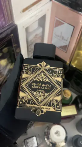 Bade’e Al Oud (Oud for Glory) Top Notes: Lavender, Saffron, Nutmeg Heart Notes: Natural Oud Wood, Natural Agarwood Oil Base Notes: Patchouli, Musk #fragrancefantasyltd #foryou #fyp #majestic #black #unisex #lattafaperfumes 