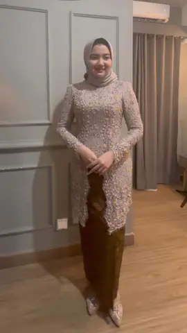 Ms @rprnmasari 💓 . Butik 📍 JKT : Mtown Residences Gading Serpong LPG : Perum Graha Madu Pesona  . #kebaya #kebayaresmi #kebayapesta #kebayapelantikan #tyaskebaya