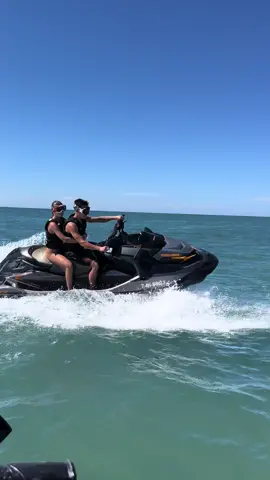 Las pricesas tambien abren gas a fondo 💍💍 @P🌙  #jetski #moto #motodeagua #girlfriend #verano #jetskigirl #🌊 