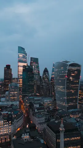 Aerial view of London’s skyline from London Bridge😍❤️ . . . #london #westminster #londonlife #thisislondon #lovelondon #whattodoinlondon #igerslondon #londonactivities #uktravel #italianialondra #londra  #londondiaries #beautifuldestinations #toplondonphoto #londonphotography #londres  #timeoutlondon #europe #londoners #londonexperience  #secretlondon #visitlondon