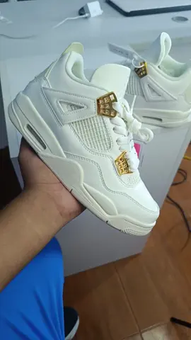 NUEVO INGRESO DE ESTE MODELO 🔥🔥😍QUE TE PARECE A TI ESTE MODELO 😍😍 #ZAPATILLASANTONIOPERU #JORDAN4RETRO #JORDAN4RETROWHITEGOLD 