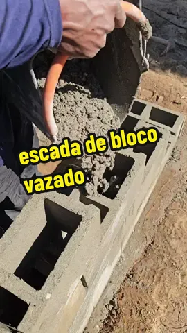 fazendo escada de bloco vazado #pedreiro #construção #obra #reforma 