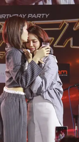 พอเค้าจะป้อนก็ลีลาอ้ะ แล้วคำถามคือไปจุ๊ปปากลูกสาวฉันทำไมอ้าคุณอิงฟ้าาา😘 #อิงล็อต #englot #อิงฟ้าวราหะ #อิงฟ้ามหาชน #engfawaraha #ชาล็อตออสติน #charlotteaustin 
