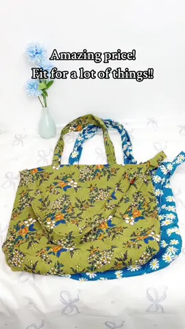It’s a fairly big bag that can hold a lot of things. #bag#totebag#halloween2024#woman#backtoschool2024#girly#fashiontiktok#goodthing#cheap#tiktokfinds#largecapacitybag 