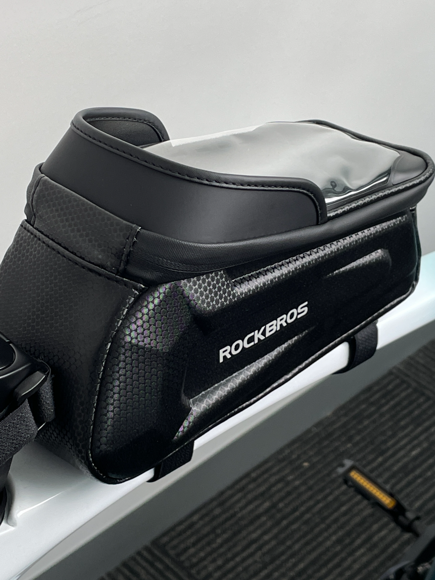 The waterproof bike phone bag offers extra storage and lets you use your phone on the go. An essential for all cyclists! 🤩  #cycling #rockbros #biking #cyclingaustralia