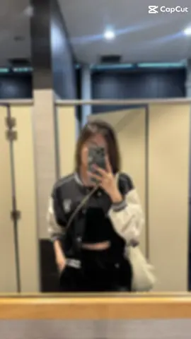 ada yang tau kenapa cewek selalu suka selfie di toilet ? hayoo siapa yang gitu juga koment di bawah ya🤓☝🏻 #tiktoker #tiktok #fyp #koment #like #foryoupage #selfie #mirror #toilet 