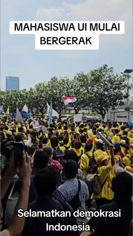 Mahasiswa UI mulai bergerak melakukan demonstrasi menuju gedung DPR Senayan Jakarta  #selamatkandemokrasi  #kawalputusanmk 